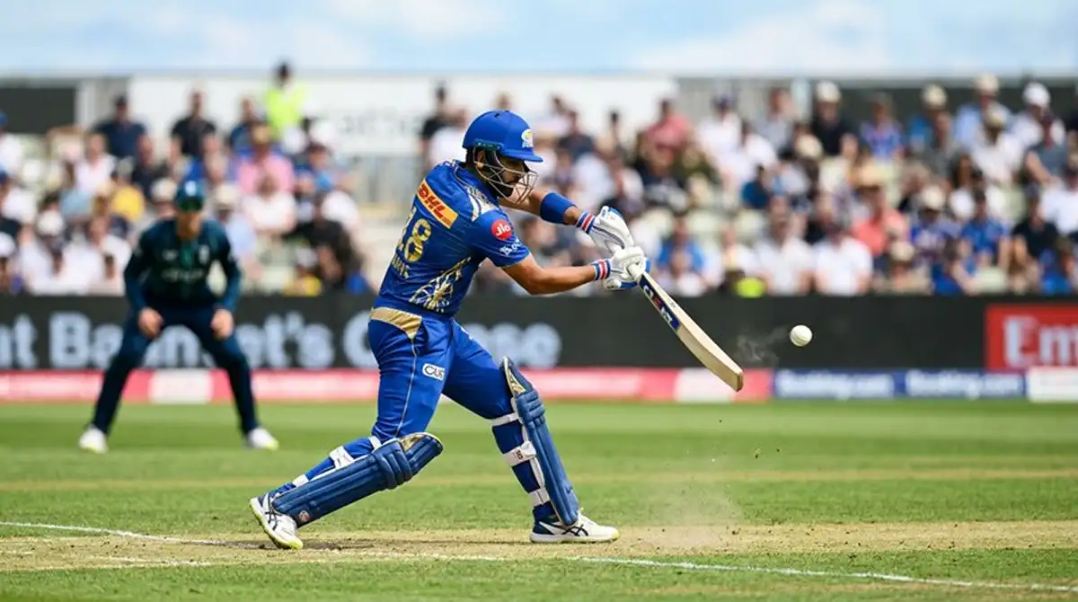 Battitore di cricket che esegue un cover drive durante una partita