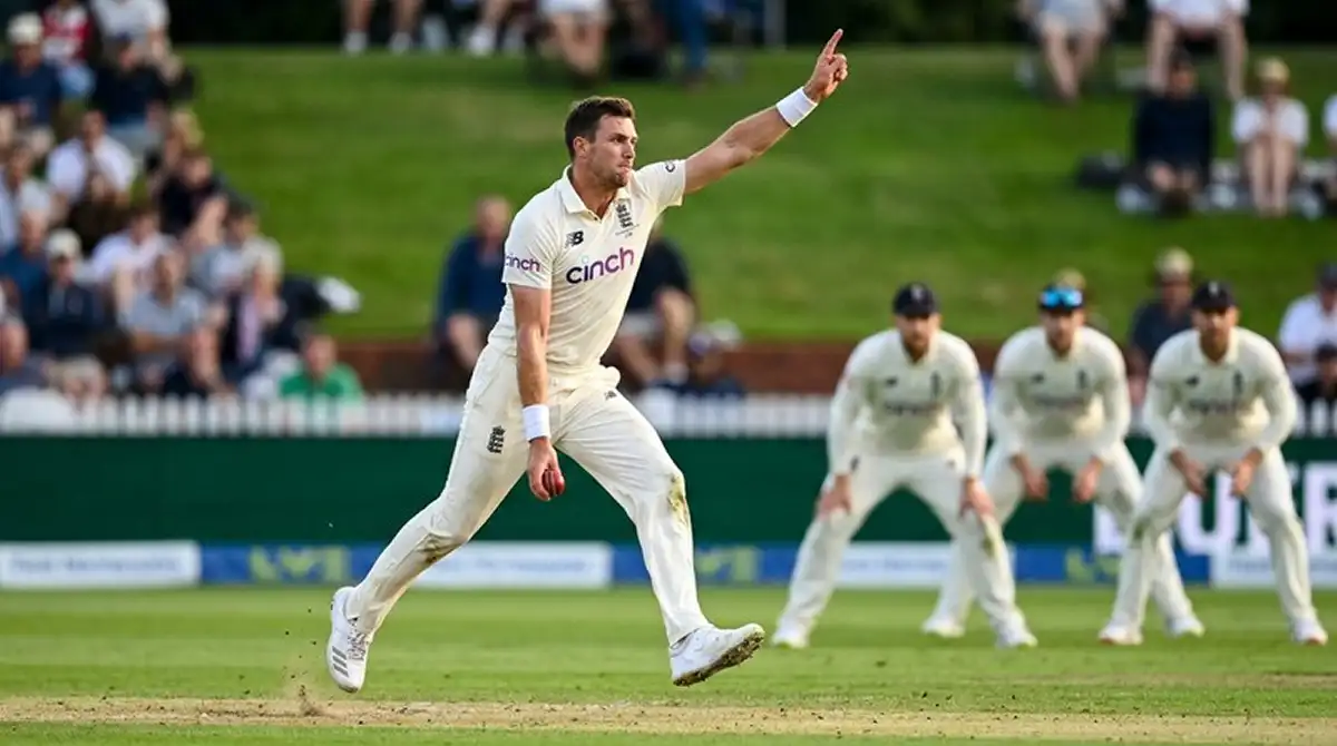 Fast bowler in azione durante le Ashes con palla rossa