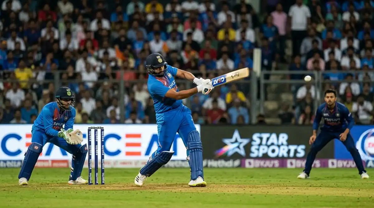 Battitore di cricket in azione durante un innings con statistiche di performance