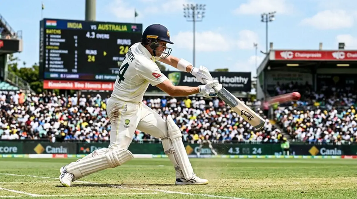 Battitore di cricket in azione durante una partita live