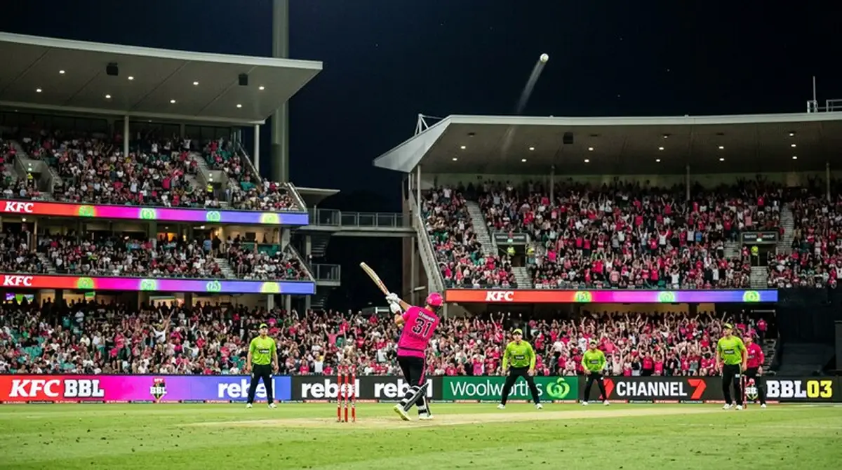 Partita della Big Bash League australiana sotto le luci notturne