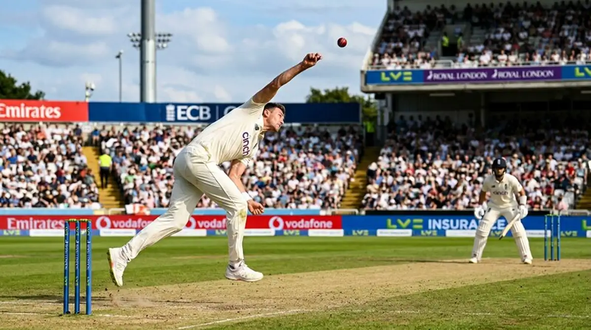 Lanciatore di cricket durante la rincorsa con dati statistici