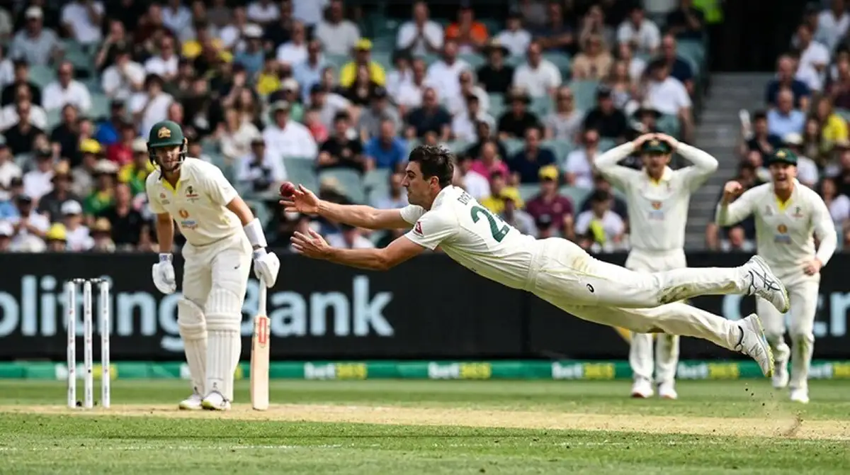 Fielder di cricket che effettua una presa al volo per un out