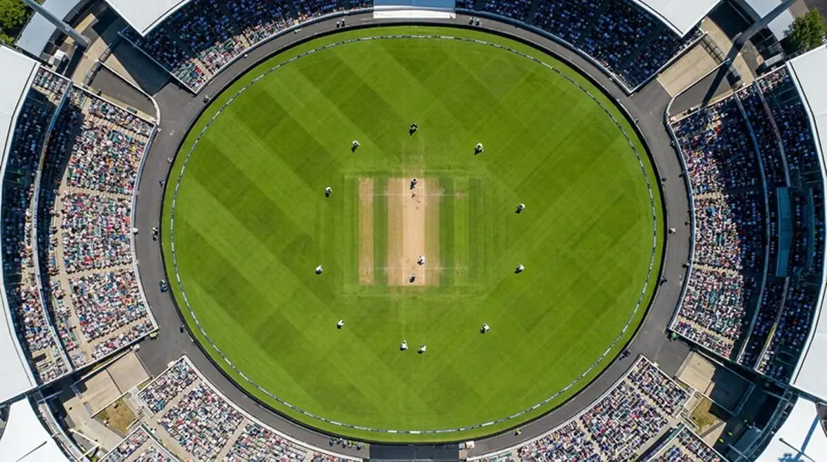 Campo di cricket visto dall'alto con diverse configurazioni di gioco