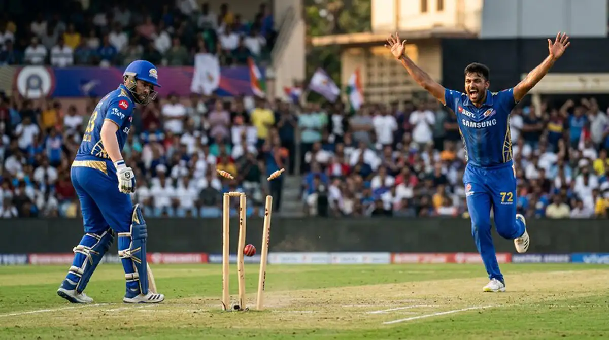 Caduta di un wicket durante una partita di cricket che segna un cambio di momentum