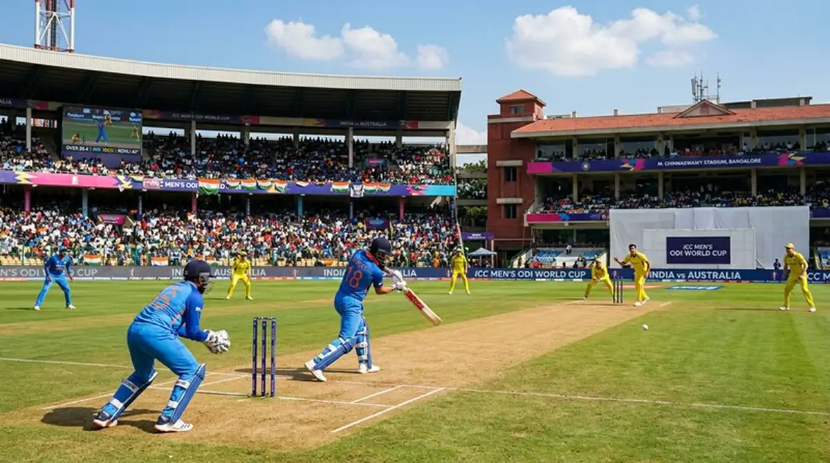 Partita ODI di cricket in uno stadio durante il giorno