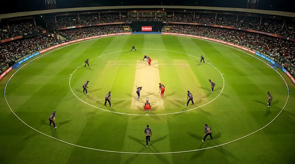 Fase di powerplay durante una partita IPL con restrizioni di campo